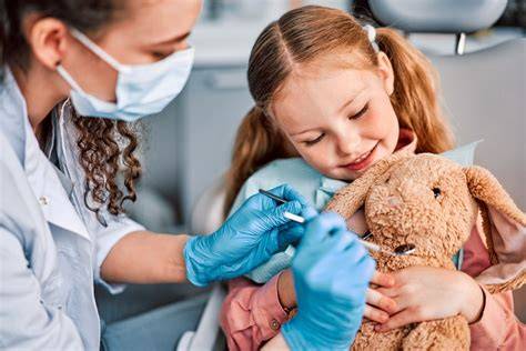 Infografic: Recomandări pentru prima vizită la dentistul pediatru (vârstă aproximativă, scopuri, beneficii)