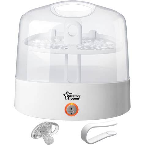Imaginea unui sterilizator Tommee Tippee conectat la priza, cu biberon pregatit pentru sterilizare