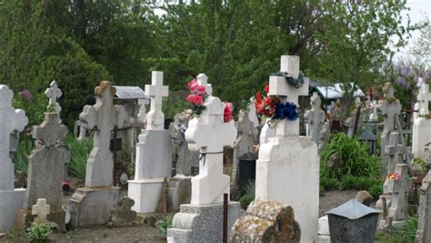 Copil vizitând un cimitir