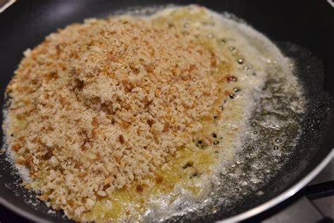 Nucă măcinată și pesmet într-o tigaie