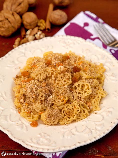 Bol cu paste cu nucă și scorțișoară