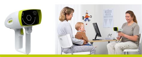 Imagine cu un copil examinându-se cu aparatul Plusoptix