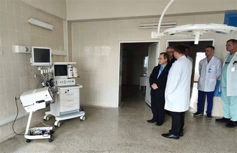Imaginea interiorului secției obstetrice cu echipamente moderne si atmosfera asistentei