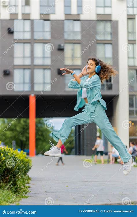 Copil ascultând muzică cu căști