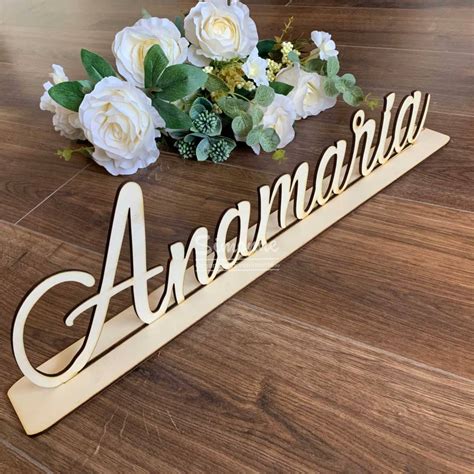 Decoratiune din lemn cu nume pentru camera copilului