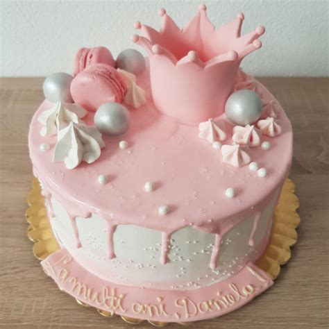 bebeluș la prima aniversare cu tort