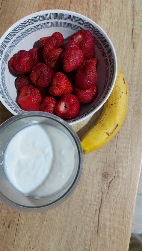 Imagine cu o selecție de ingrediente: kiwi, banană, iaurt și lapte vegetal