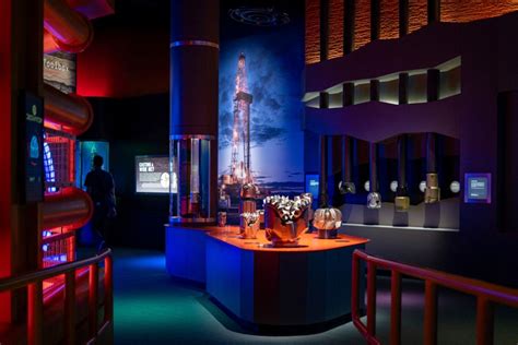 Interiorul Muzeului Dulciurilor cu exponate interactive și colorate