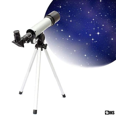 Telescop astronomic îndreptat spre cerul nopții