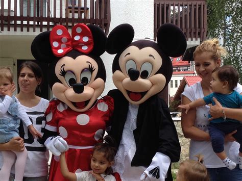 Mickey Mouse cântând și dansând