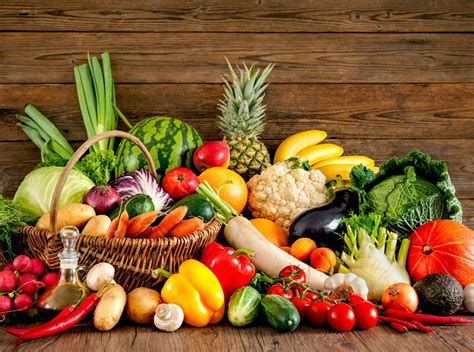 Ilustrație cu legume și fructe proaspete, potrivite pentru alimentația copiilor.