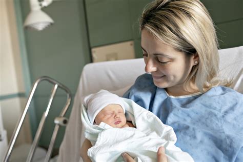 Comparație vizuală între nașterea naturală și cezariană