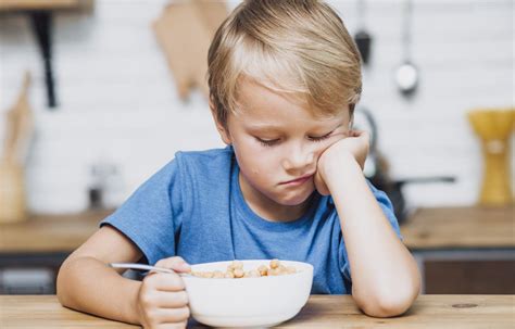 Infografic cu nutrienții esențiali pentru micul dejun al copiilor