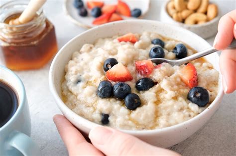 Bol cu terci de ovăz cu fructe proaspete