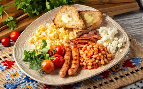 Farfurie cu mic dejun aranjat creativ sub forma de față zâmbitoare