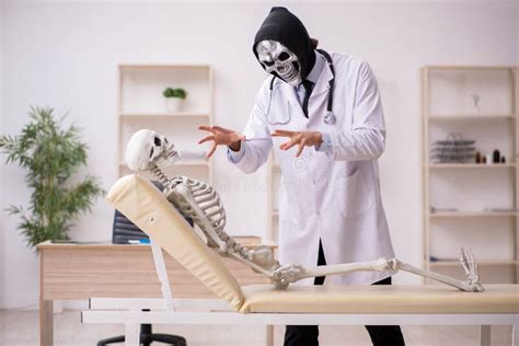 doctor examinând pacientul