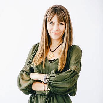 Dr. Mihaela Dumitru examinând o pacientă