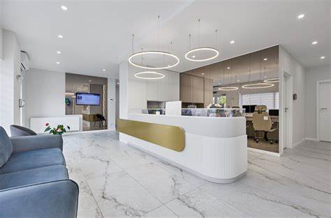 Clinica Adeomed: Exterior și recepție