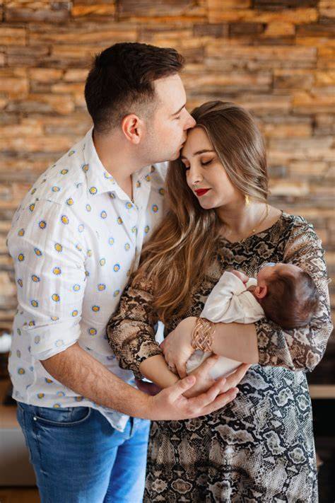 Fotografii de maternitate, nou-nascut si familie in studio