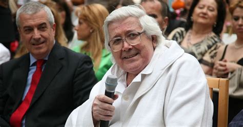 Profesorul Alexandru Pesamosca în sala de operație