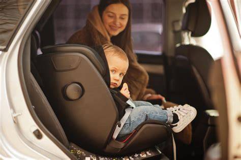 Infografic: cum se montează corect un scaun Isofix în 4 pași