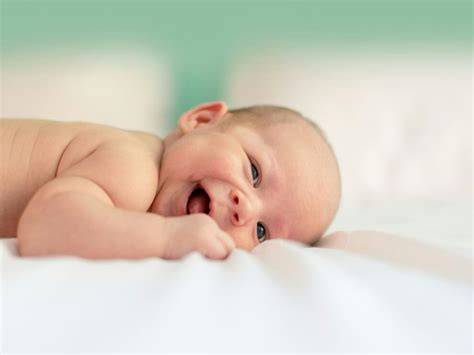 Fotografie: bebe fericit poartă scutec confortabil