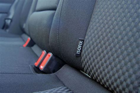 Infografic privind utilizarea scoicii auto: rear-facing, instalare ISOFIX, verificări înainte de fiecare drum, franarea în caz de impact