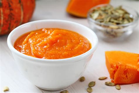 Bebeluș mâncând piure de dovleac