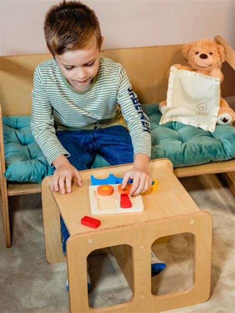 Exemplu de masă și scaun Montessori pentru copii mici