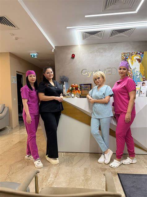 Fotografie de echipă multidisciplinară în maternitatea modernă