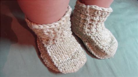 Fotografie cu diverse articole tricotate pentru bebeluși, cum ar fi căciulițe, botoșei, pulovere și rochițe.