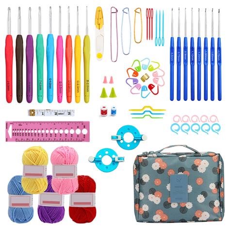 Un set de bază pentru tricotat, incluzând andrele, diverse tipuri de fire și accesorii.