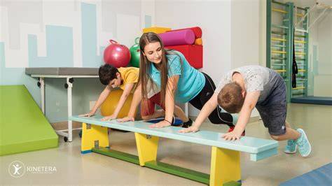 exerciții kinetoterapie pediatrică - copii în sală de terapie