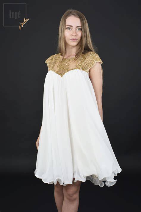 Rochii albe pentru gravide - croi Empire, materiale elastice si design fluid