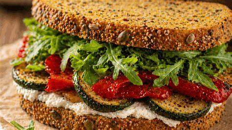 Sandwich cu brânză calcică și legume moi
