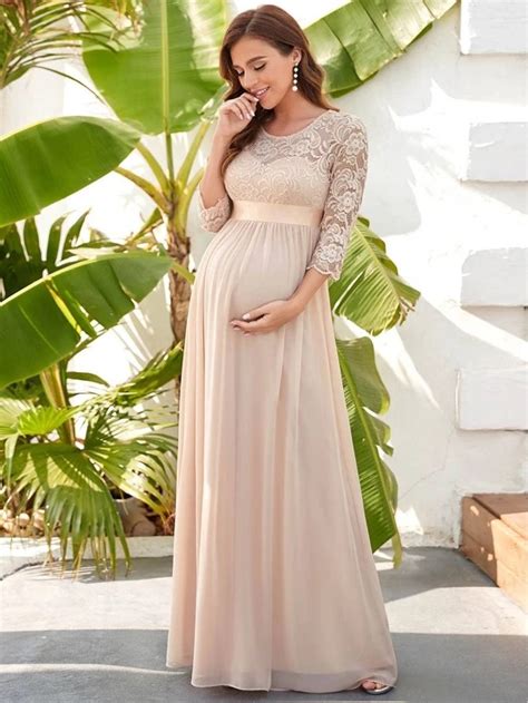 Rochie de nasa eleganta pentru gravide intr-un cadru de nunta pe plaja