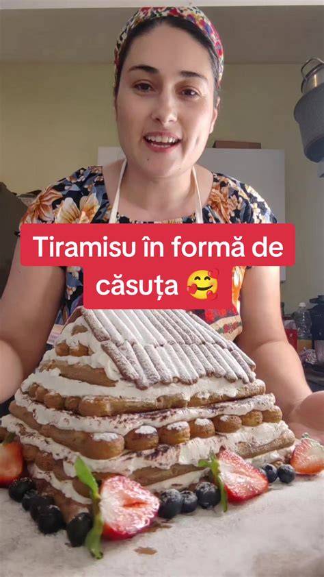 tiramisu la straturi într-un vas yena după pregătire