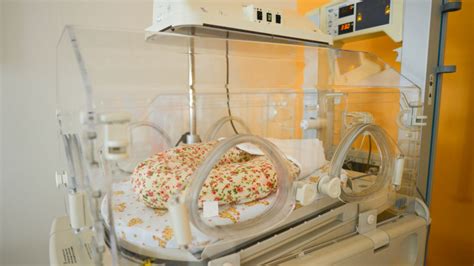 Nou-născut în incubator