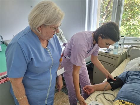 Asistente medicale îngrijind nou-născuți