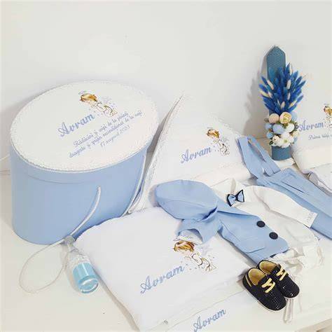 Imagine infografic: Componentele unui trusou de botez complet cu rochie albastru regal