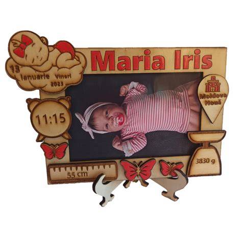 Rama foto personalizată pentru bebeluși cu elemente de design și detalii despre naștere