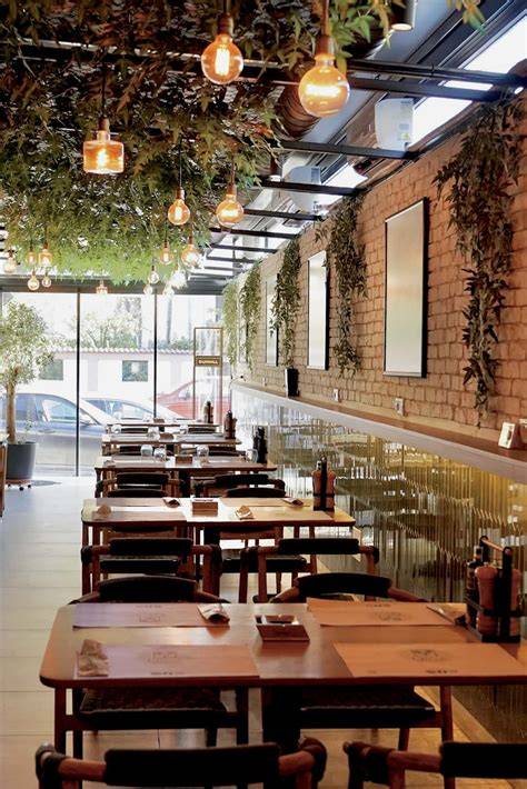 Imagine atmosferă interioară a restaurantului și terasei, evidențiind confortul sezonier