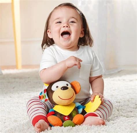 Copil mic interacționând cu o jucărie cu luminițe