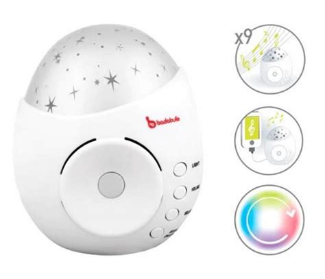 Copil care se joacă cu o lampă de veghe muzicală