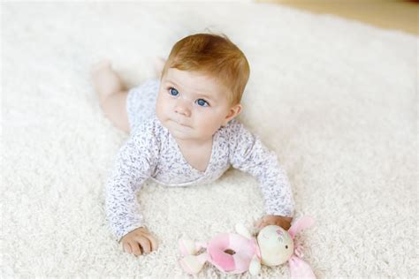 bebeluș fericit la 2 luni