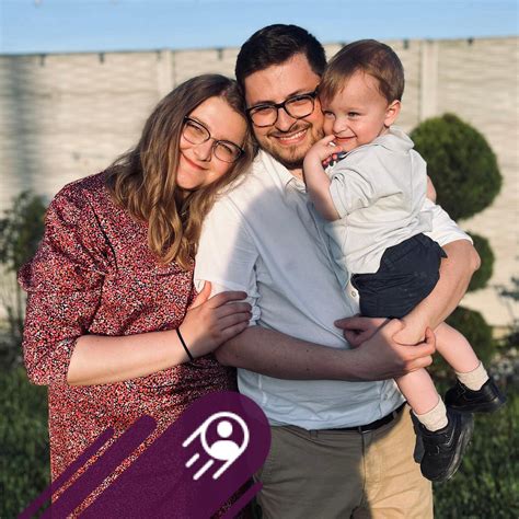 bebeluș explorând lumea