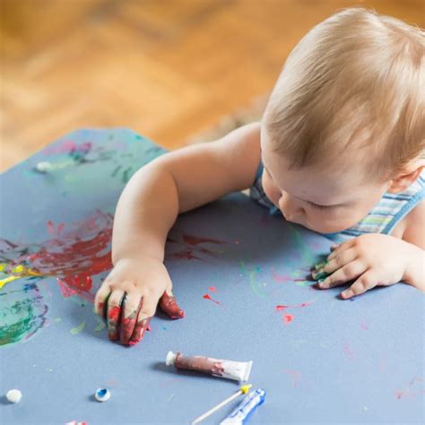 Copil colorând un desen