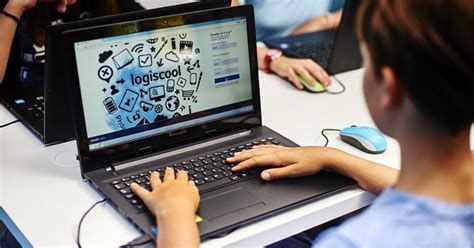 copii invatand sa programeze