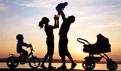 familie fericita discutand