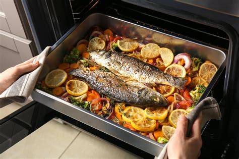 Imagină: Dorada la cuptor pregătită cu legume și ierburi